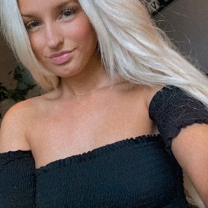 ✨5/$20✨ Off the shoulder crop top